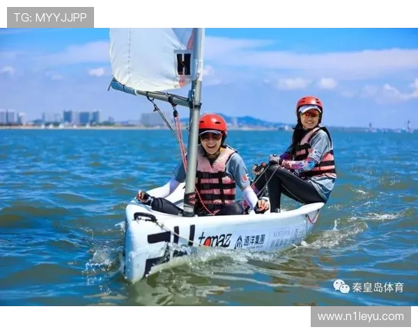 风帆比赛激战正酣，勇者驰骋海面风云际会